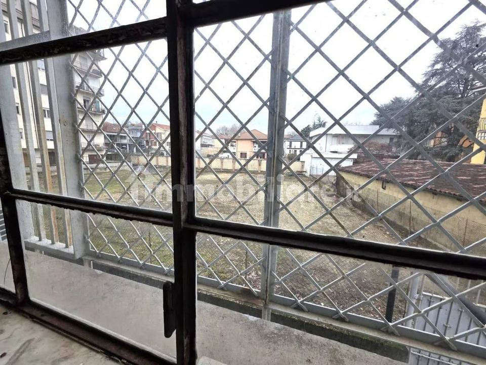 Grande locale luminoso, Asti, Corso Volta: foto 4 di 4