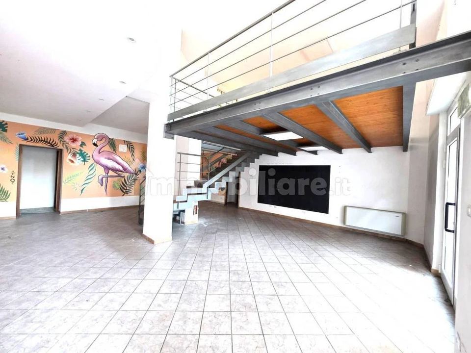 Locale con vetrina, già palestra, Asti, Centro: foto 2 di 4