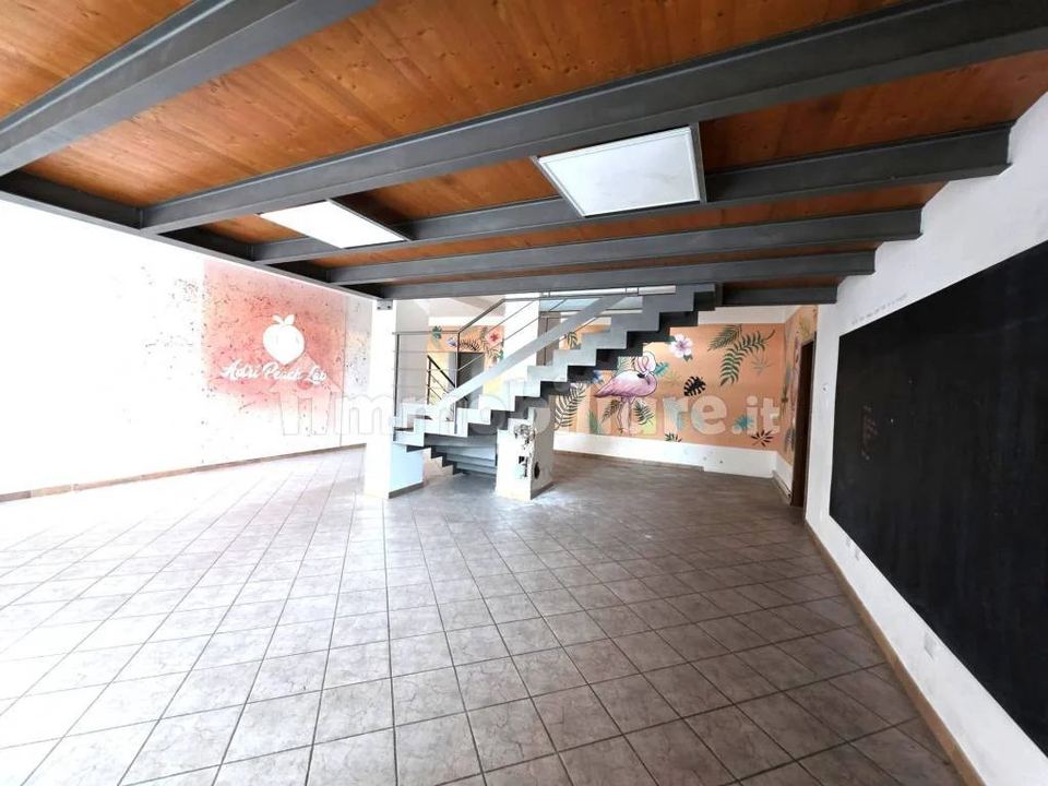 Locale con vetrina, già palestra, Asti, Centro: foto 3 di 4