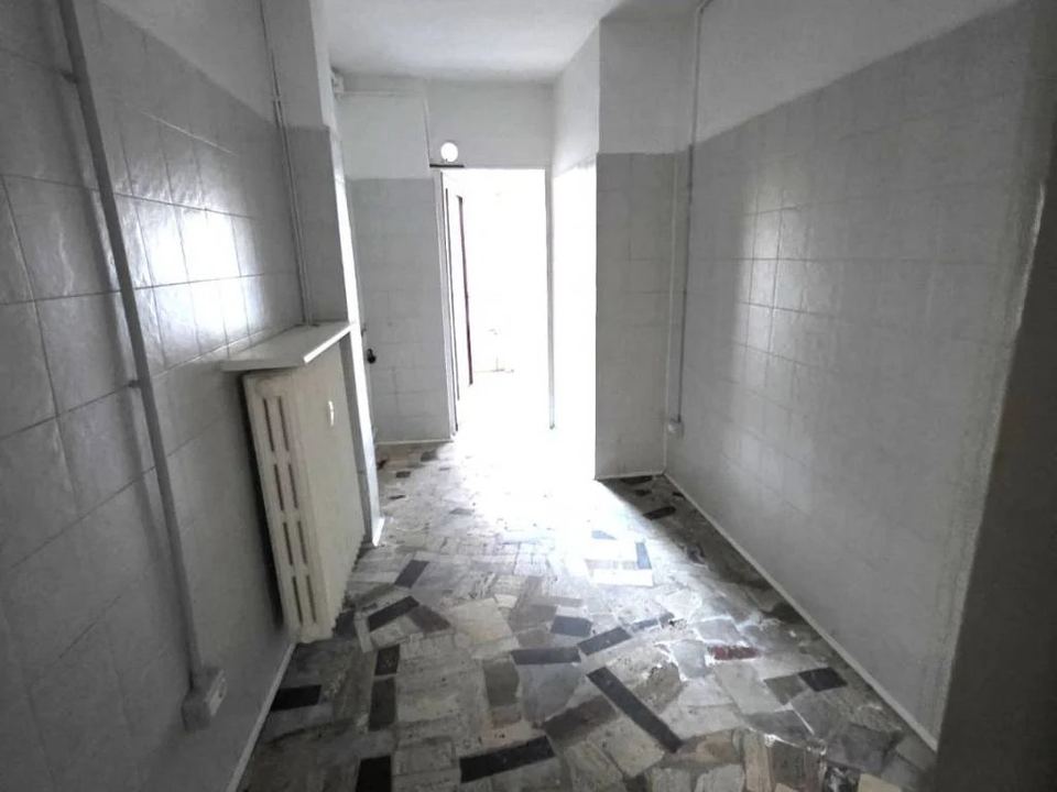 Locale con vetrina, già palestra, Asti, Centro: foto 4 di 4