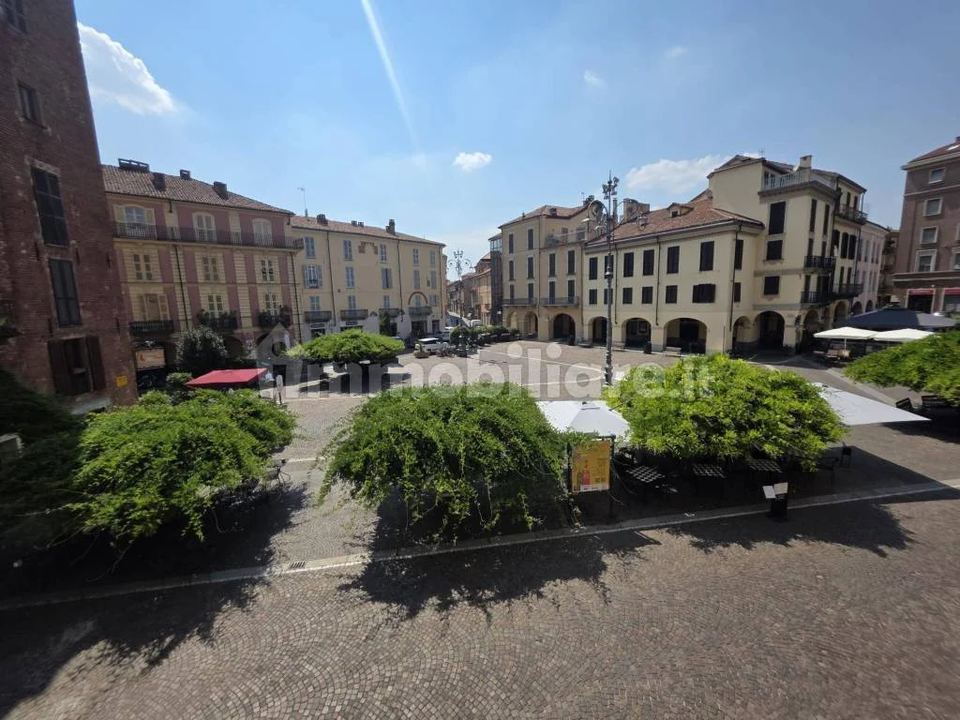 Premises under the arcades, Asti, Piazza Statuto: photo 3 of 4