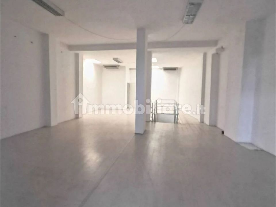 Negozio con due vetrine, Asti, Via Ranco: foto 2 di 4