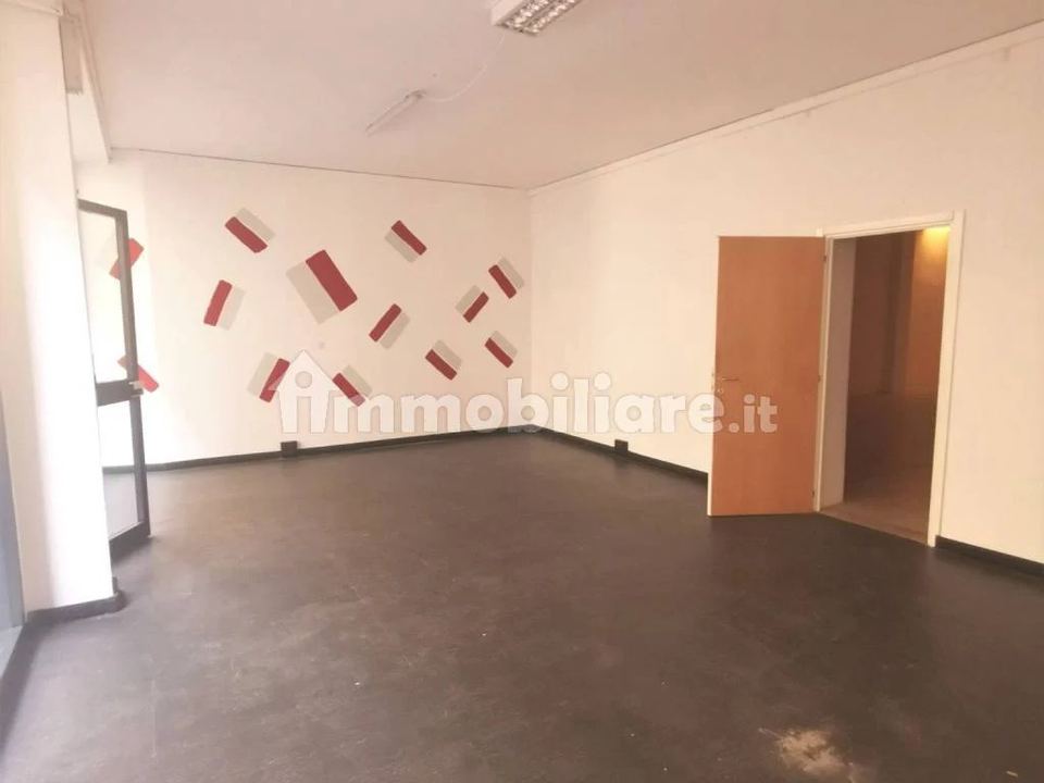 Negozio con due vetrine, Asti, Via Ranco: foto 3 di 4