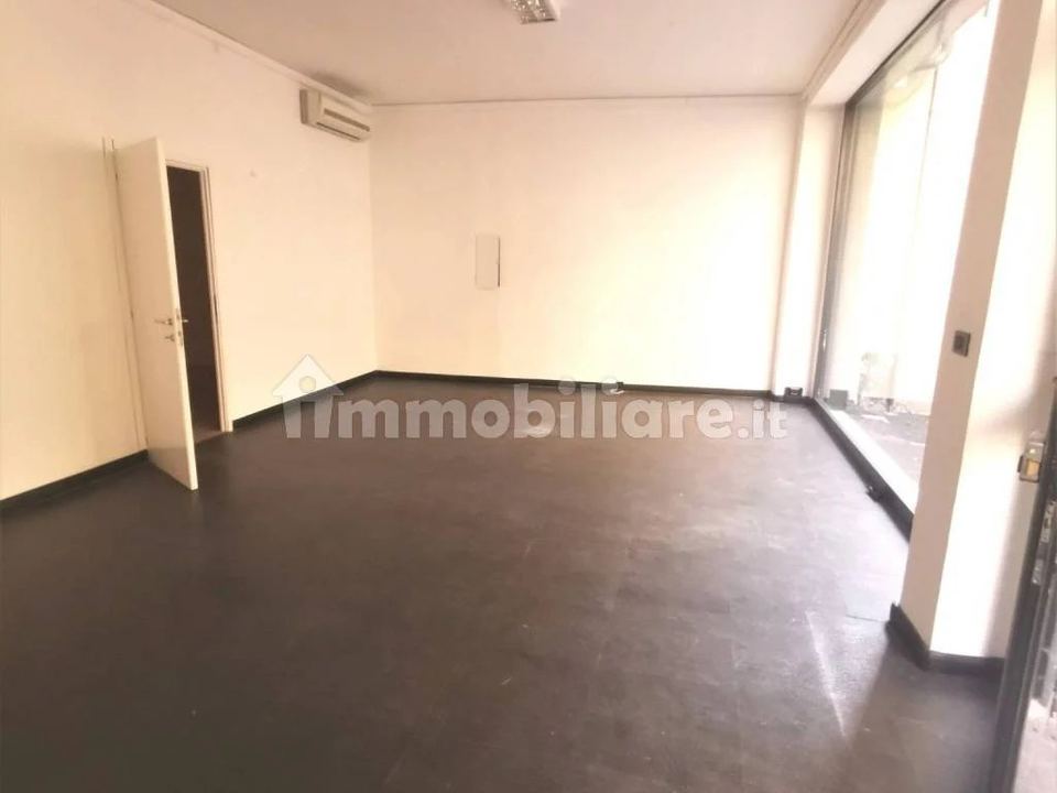 Negozio con due vetrine, Asti, Via Ranco: foto 4 di 4